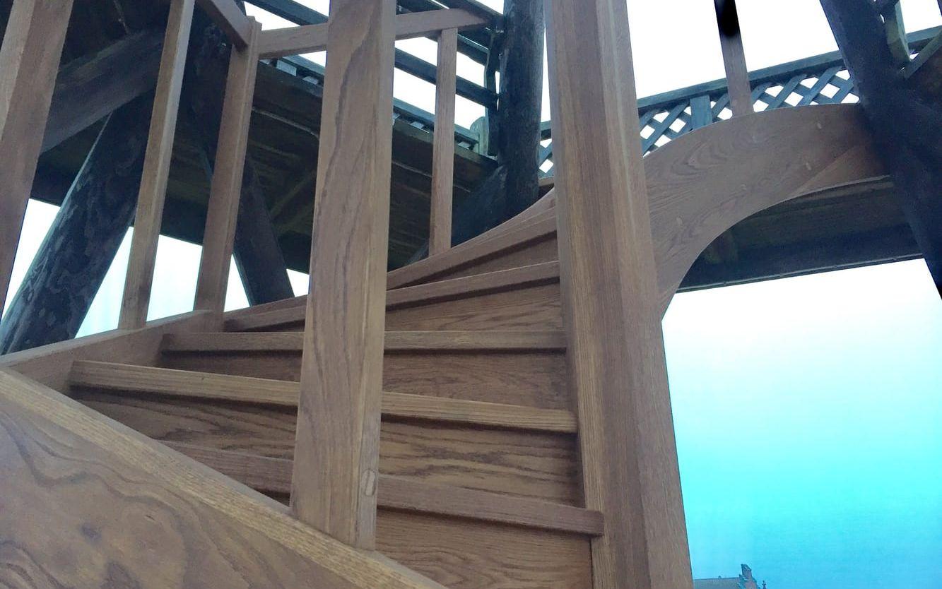 Ny trätrappa i ek finns på plats. Bild: Magnus Wester