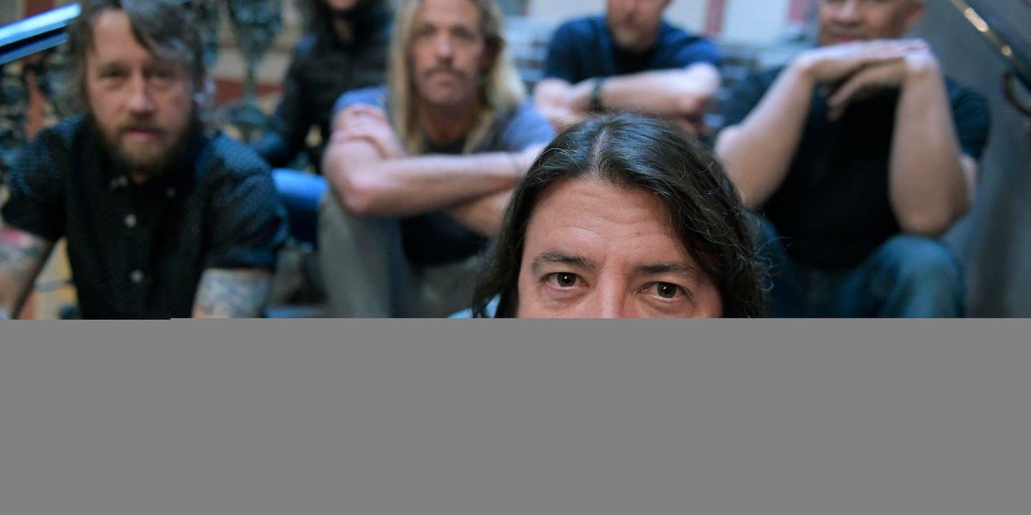Foo Fighters nya album "Concrete and gold" har spelats in tillsammans med stjärnproducenten Greg Kurstin. "Jag ville göra en stor rockskiva men med väldigt vackra orkestrala 60-talskörer, något fint ovanpå något riktigt tungt och ruffigt, och jag tänkte att han var rätt man för jobbet", säger Dave Grohl.