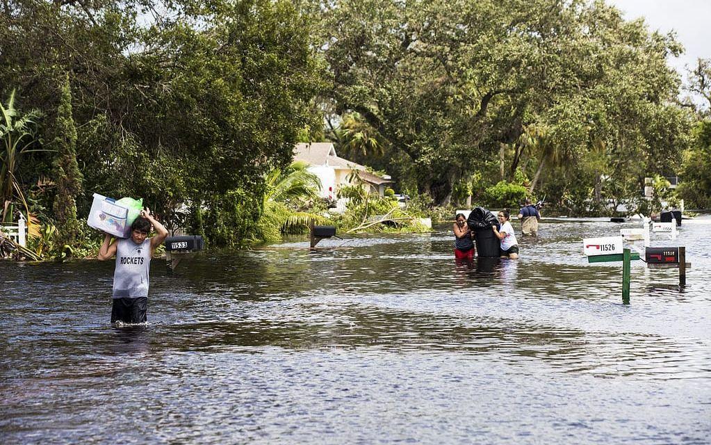 Även Neaples var översvämningarna stora. Bild:AP