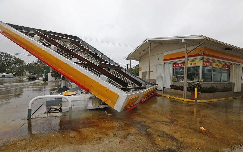 Norra Miami. En bensinstation som har tagit stryk av stormen. Bild: AP