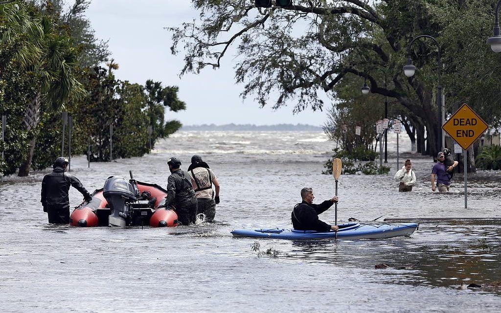 Räddningsarbetare arbetade med att rädda människor i Jacksonville. BIld: AP