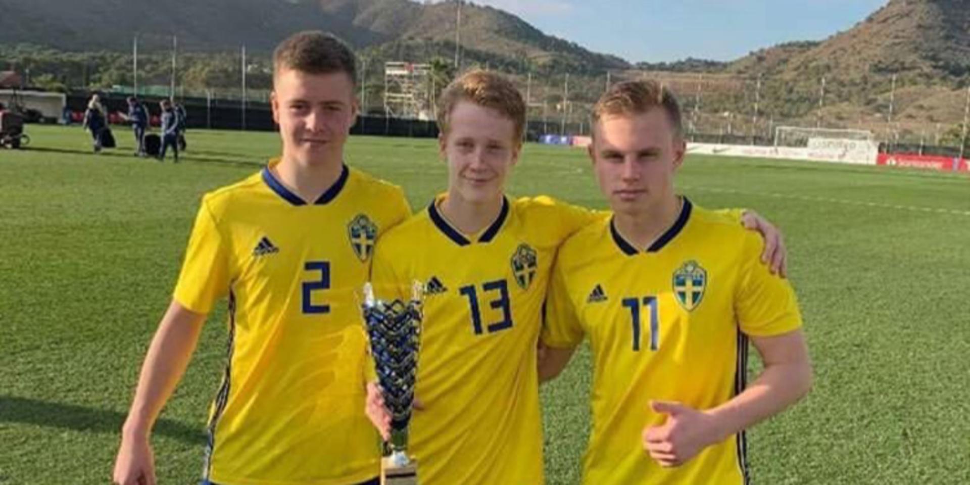 David Edvardsson (13) lyfter pokalen efter turneringssegern i La Manga tillsammans med lagkamraterna Viktor Widell (2) och Isak Jansson (11)