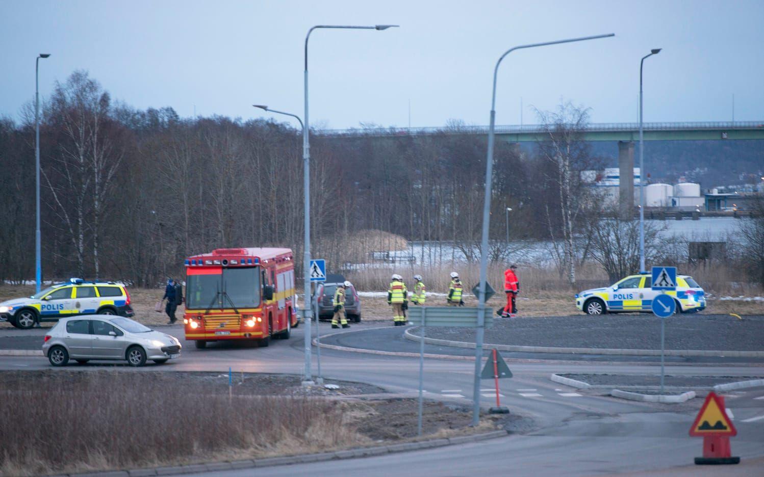 Olyckan skedde i en rondell i Björndalen. Polisen ska enligt uppgift inte ha skadats allvarligt. Bilder: Jonas Myrholm