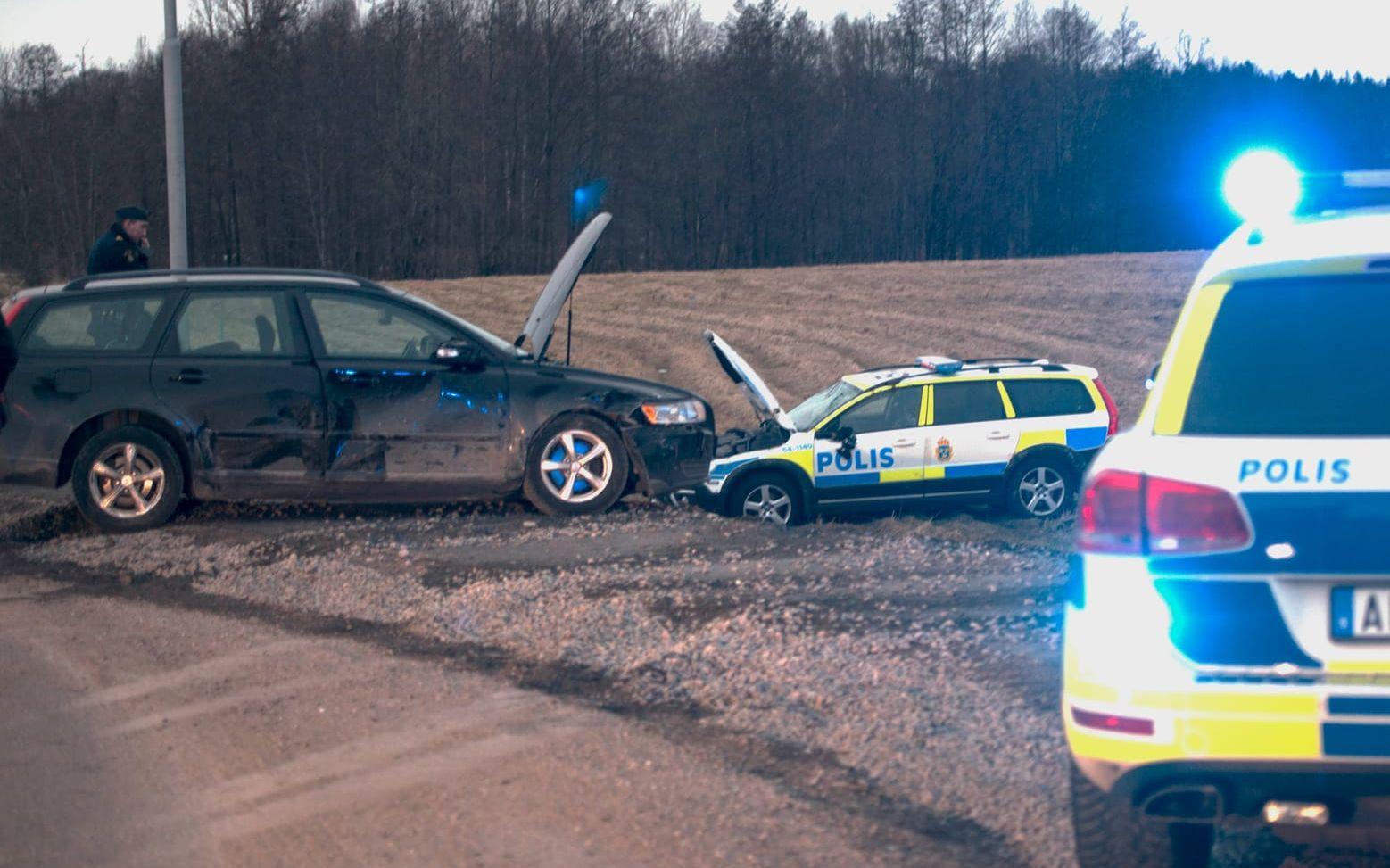 En polisbil voltade i en rondell i Björndalen på onsdagen. Två poliser fördes till sjukhus. Bilder: Jonas Myrholm