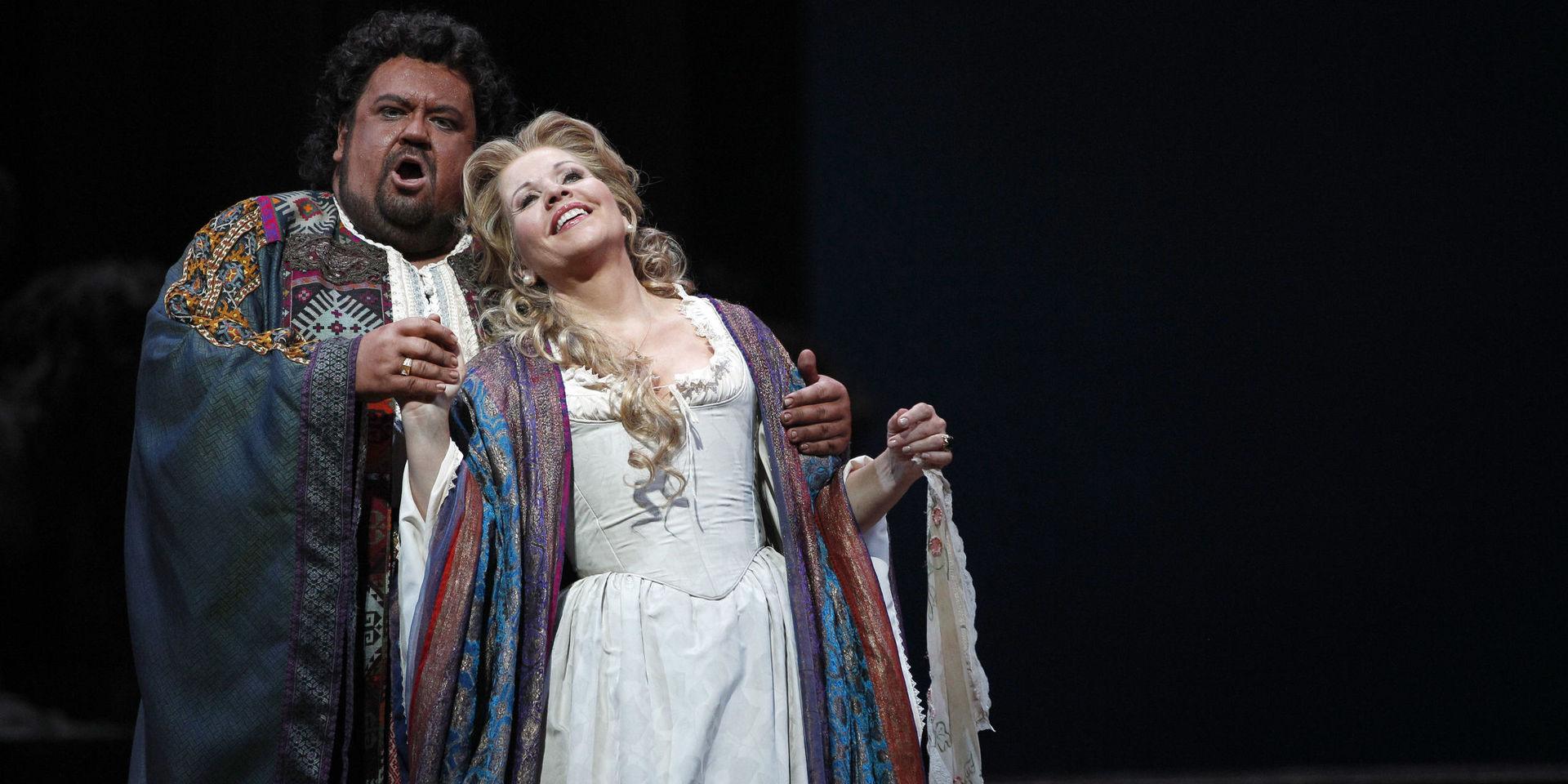Inget för Uddevalla. Opera från Metropolitan, här operan Otello. Johan Botha sjunger titelrollen och Renee Fleming sjunger Desdemona.