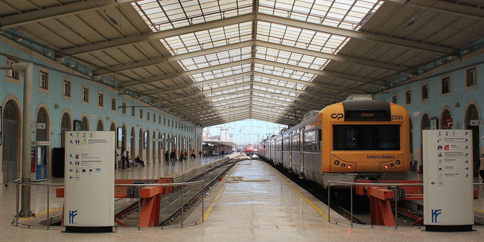 Tåg i Lissabon. Yngve Berlin har tågluffat till Portugal. Här syns Santa Appolonia-stationen, en av flera tågstationer i Lissabon. 