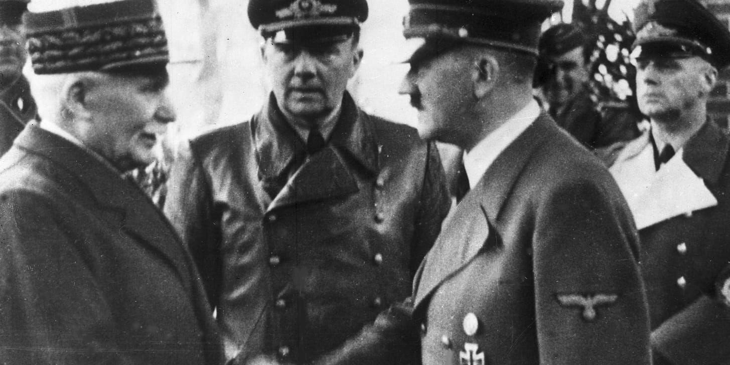 Adolf Hitler skakar hand med Philippe Petain i oktober 1940. Senare kom Petain att utses till Frankrikes premiärminister.
