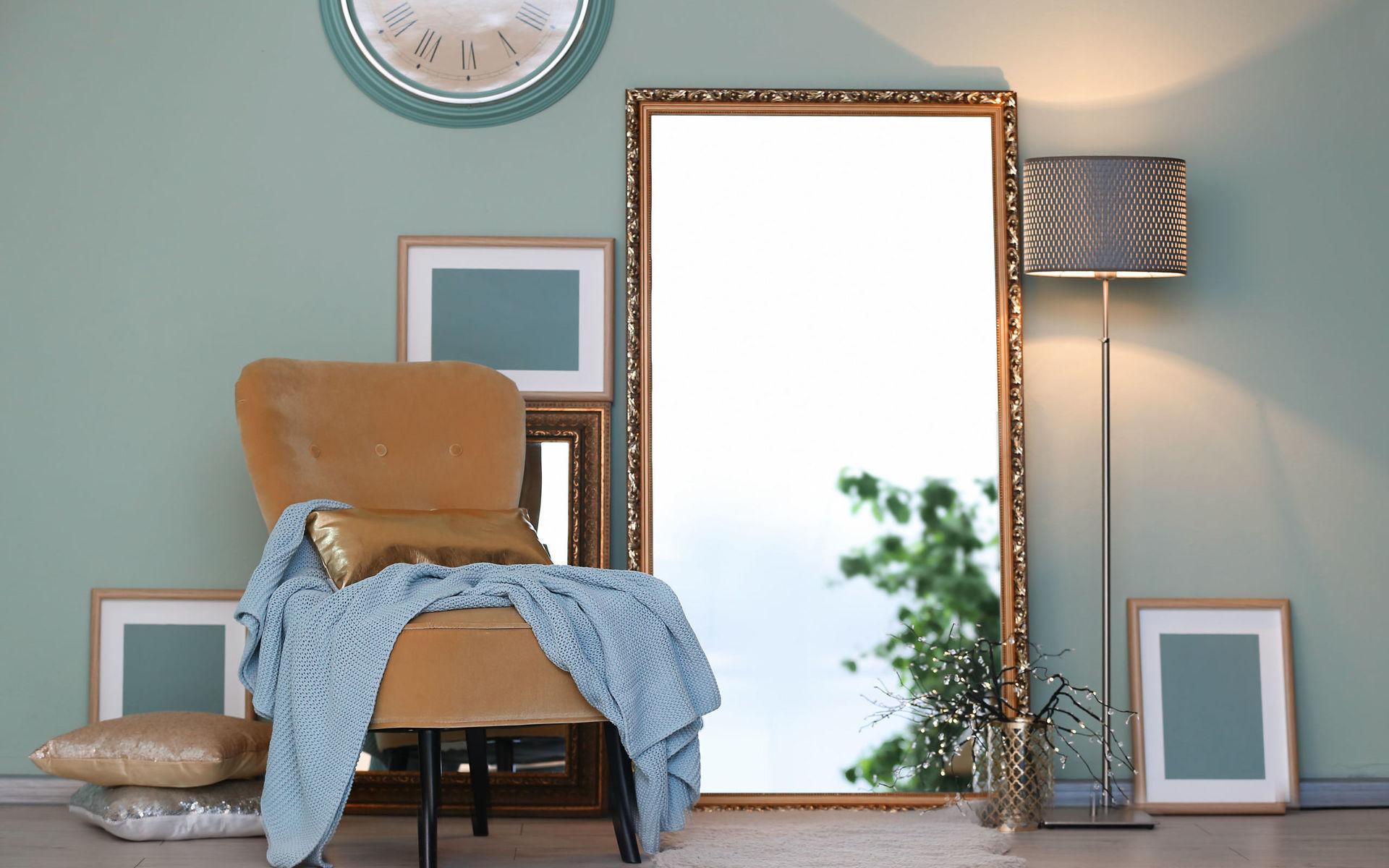 En stor guldspegel kan bli ett vackert inslag som lyfter ett helt rum. Stora speglar reflekterar dessutom mycket ljus.