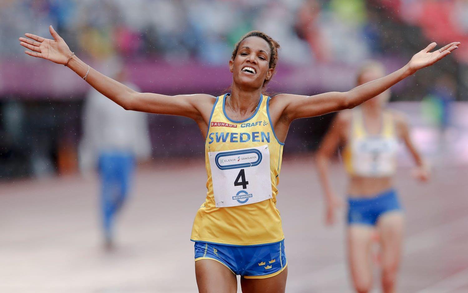 Meraf Bahta går i mål som segrare på 5 000 meter - precis som hon gjorde på dubbla distansen. Bild: Andreas L Eriksson