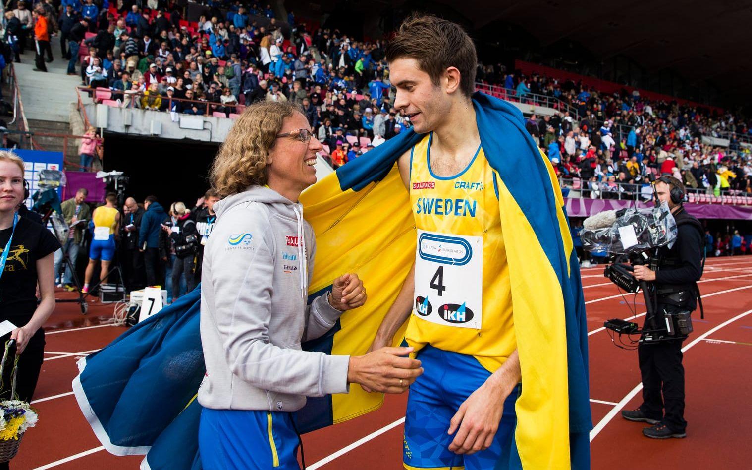 Johan Rogestedt gratuleras av förbundskapten Karin Torneklint efter segern på 1 500 meter. Bild: Andreas L Eriksson