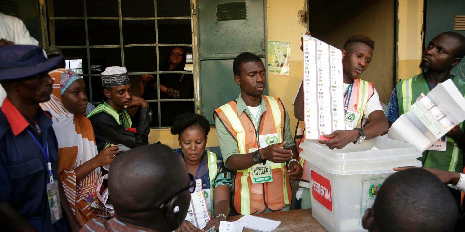 Tjänstemän från valkommissionen räknar röster i presidentvalet i Yola i nordöstra Nigeria. Arkivbild från den 23 februari.