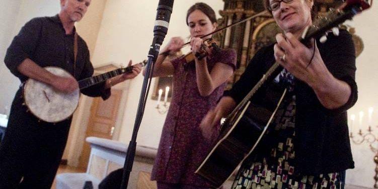 Bruce Molsky, Brittany Haas och Paula Bradley bryter upp en guldåder av amerikansk folkmusik på sin turnéavslutning i Forshälla kyrka.