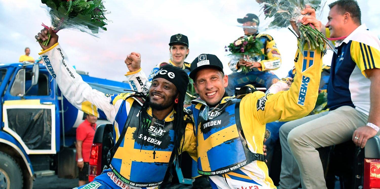 Antonio Lindbäck och Andreas Jonsson firade efter att Sverige tagit en direktplats till lördagens lag-VM-final. Frågan är om duon får fira ett andra raka VM-guld på lördagen?