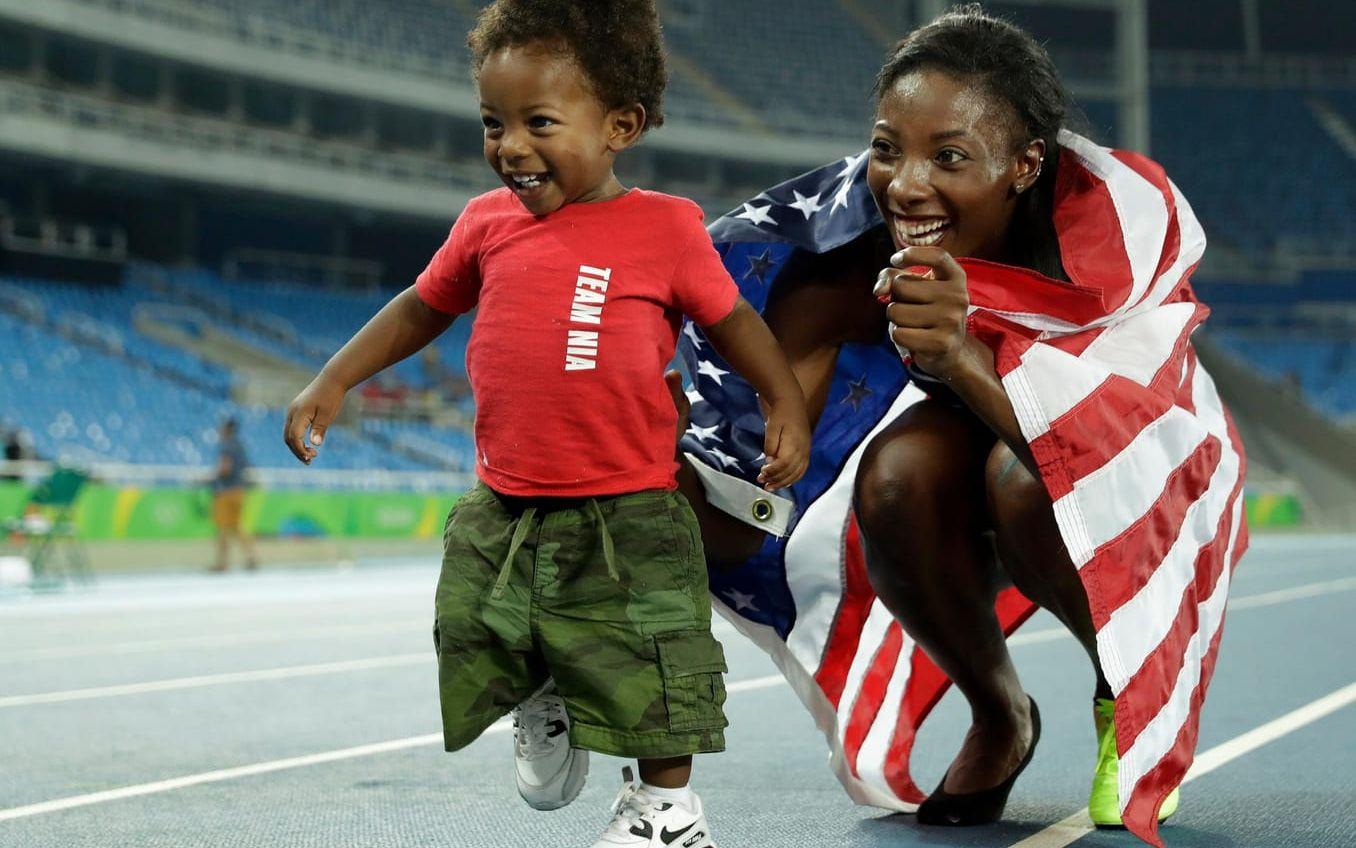 Linslus. Nia Alis 15 månader gamla son Titus stjäl showen efter mammas silvermedalj i 100 meter häck. Foto: TT