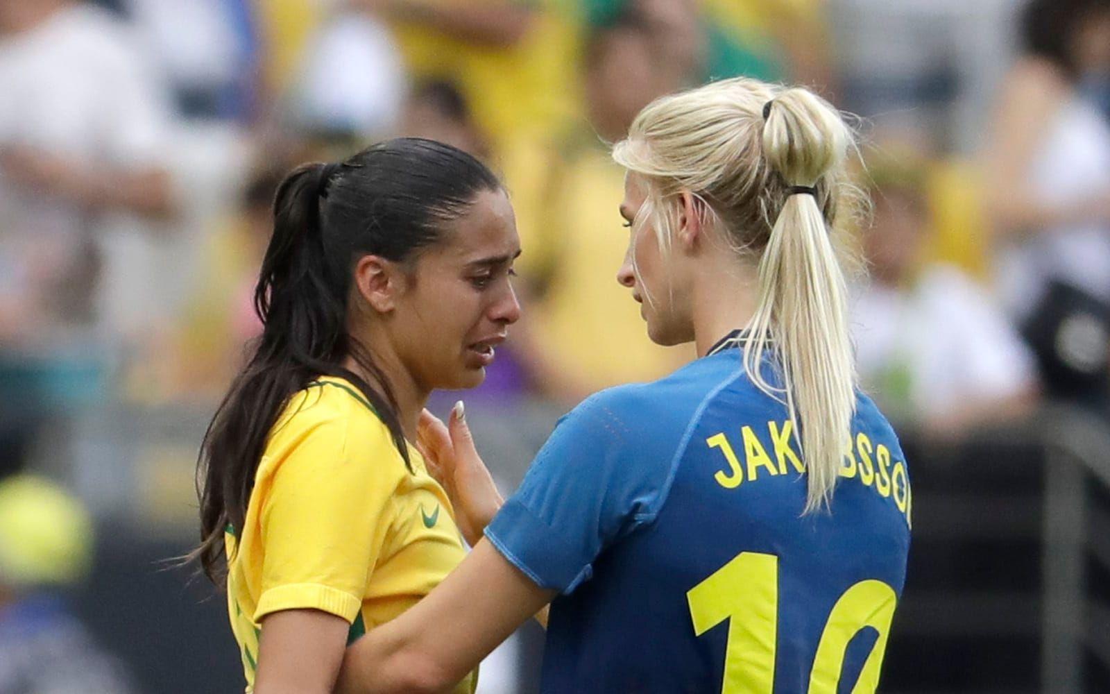 Vänskap. Sofia Jakobsson tar hand om en otröstlig Andressa Alves efter Brasiliens uttåg ur OS-fotbollen. Foto: TT