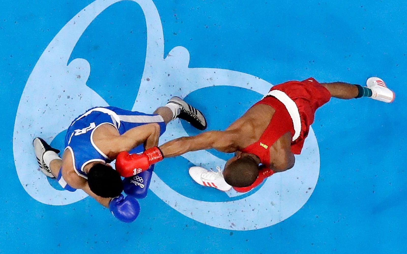 Fight. Lättviktsboxaren Robson Conceicao från Brasilien svingar mot Frankrikes Sofiane Oumiha. Foto: TT