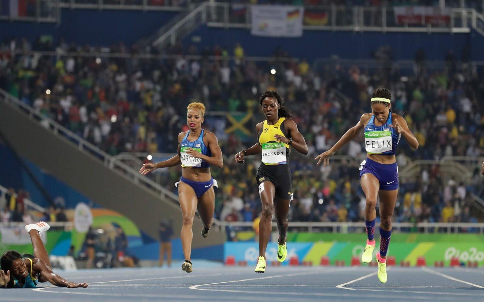 Snuvad. Allyson Felix trodde att guldet på 400 meter var hemma när Shaunae Miller från Bahamas plötsligt dyker över mållinjen och kniper segern. Twitter rasade, men vinsten var regelrätt. Foto: TT