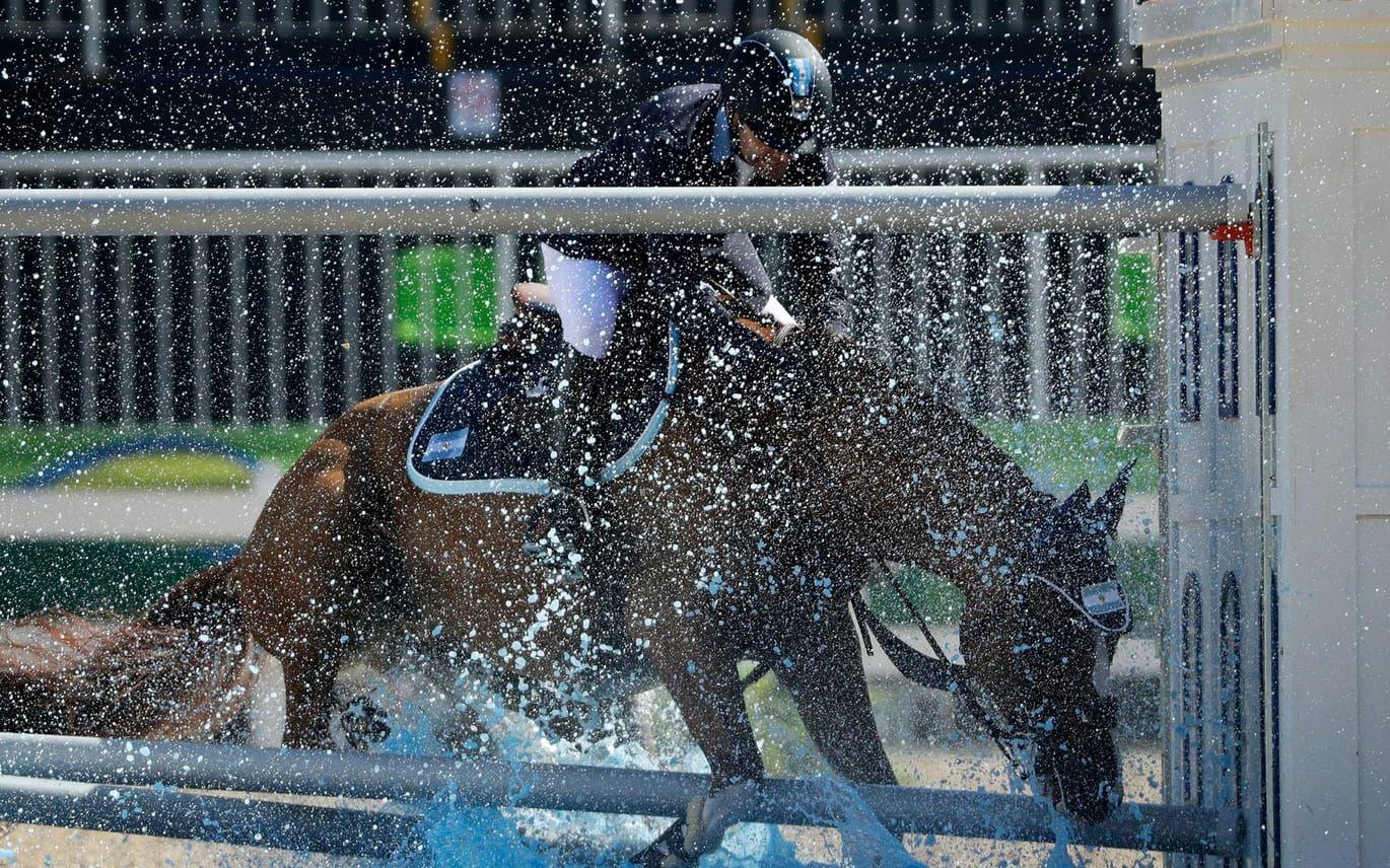 Dyngsur. Argentinas Ramiro Quintana och hästen Appy Cara dundrar in i ett vattenhinder under fälttävlan i Rio. Foto: TT