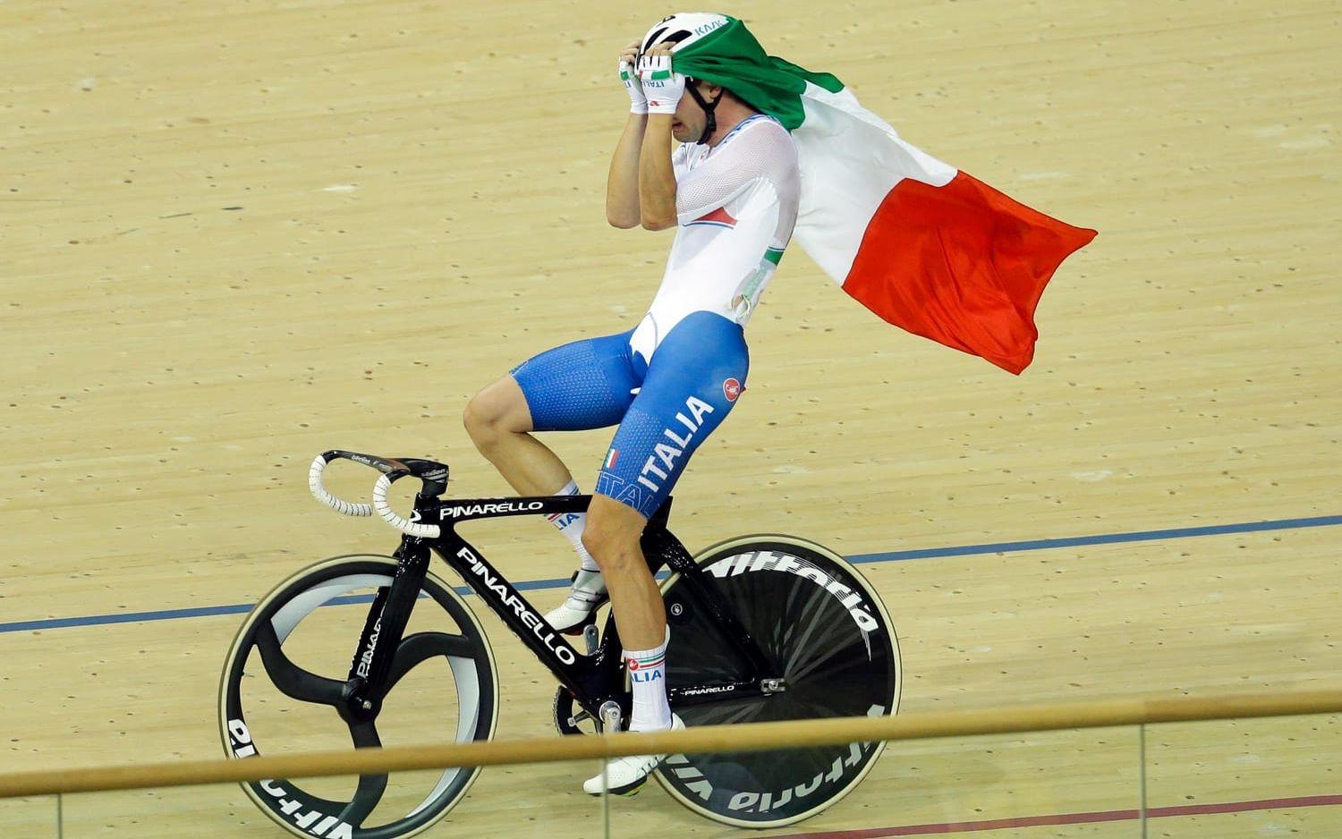 Känslostorm. Elia Viviani från Italien tar hem guld i herrarnas velodromcykling och gömmer tårarna i den italienska flaggan. Foto: TT