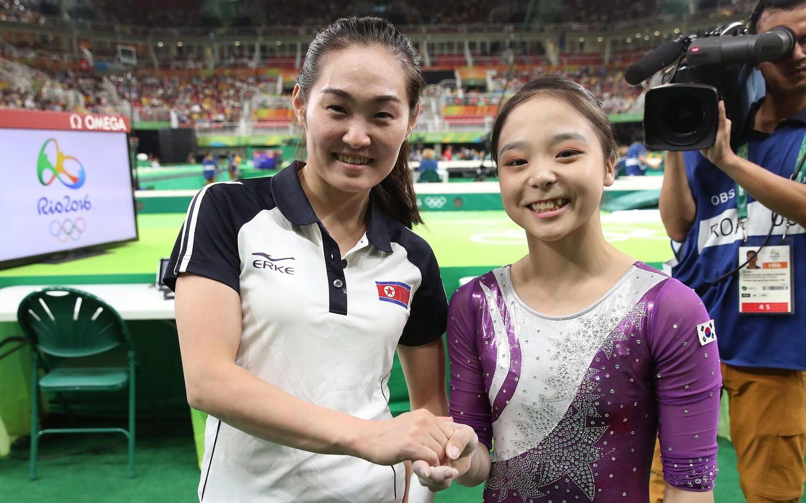 OS-förening. Sydkoreanskan Lee Eun-ju och nordkoreanskan Hong Un Jong visar att idrotten är större än politiken under gymnastiktävlingarna i Rio. Foto: TT