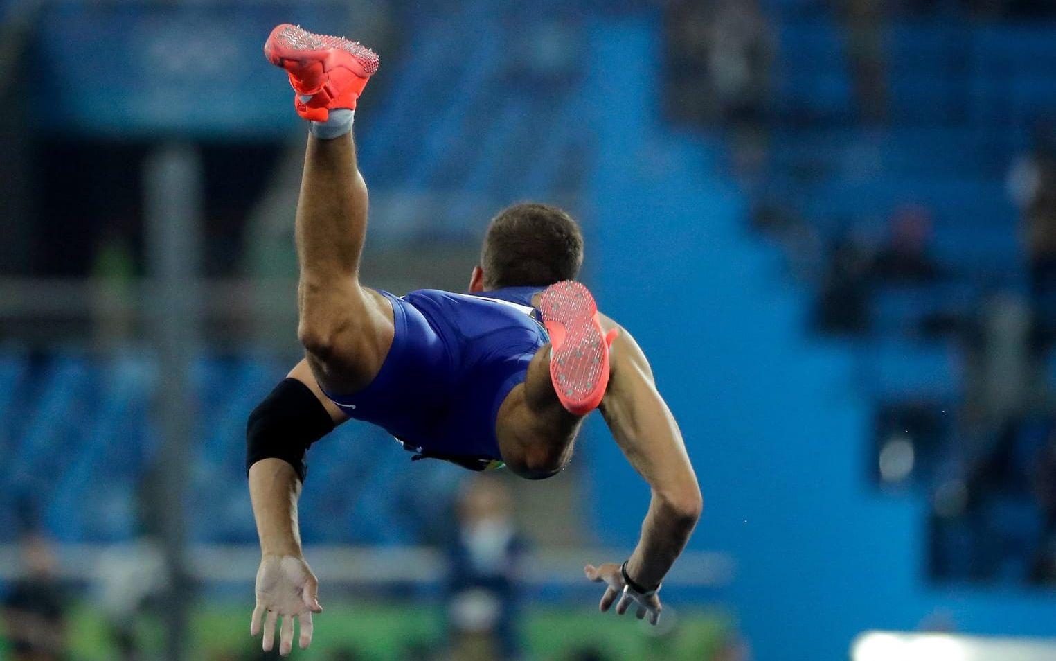 Ur balans. Estländaren Magnus Kirt lättar från marken under herrarnas spjuttävlingar i Rio. Foto: TT