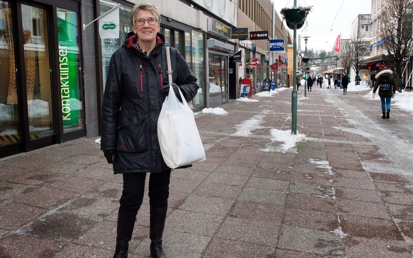 Kerstin Johansson, 73: "Jag shoppar till hemmet och kläder. Han handlar mat. Det har bara blivit så. Karlar har inget direkt klädintresse, och hemmet är kvinnans lott. "