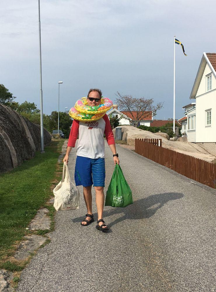 Här är min svärson med full packning för semesterns första bad. Björn o Emil har cyklat före med mamma till Hästedalen o kvar blev pappa med packning.