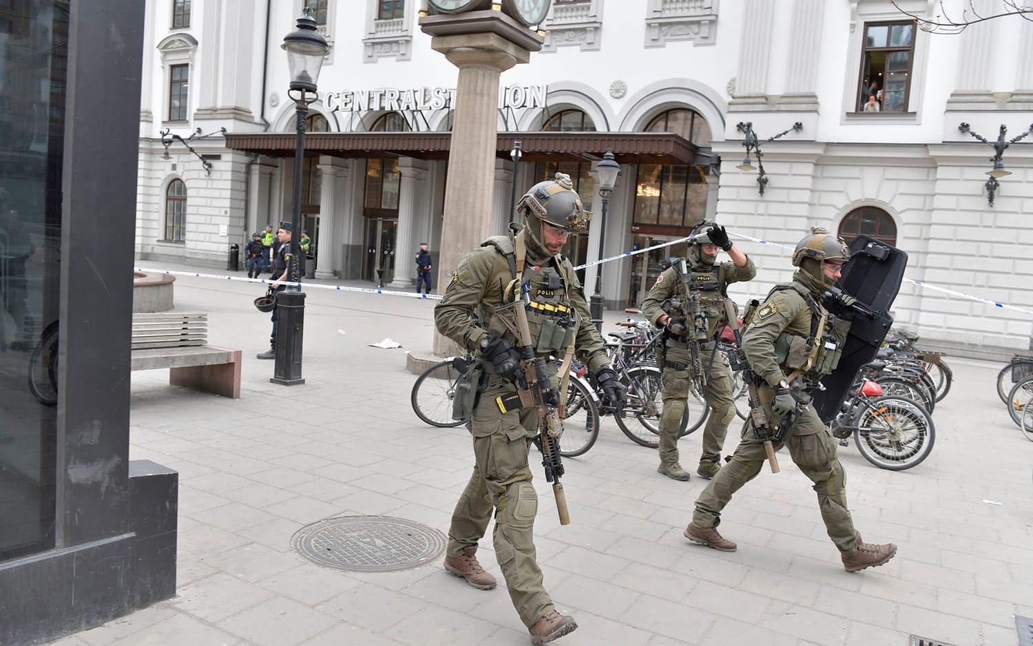 Stockkholm den 7 april 2017. Tungt beväpnade poliser vid Centralstationen i Stockholm bara någon timmer efter terrordådet på Drottninggatan. Foto: Jessica Gow