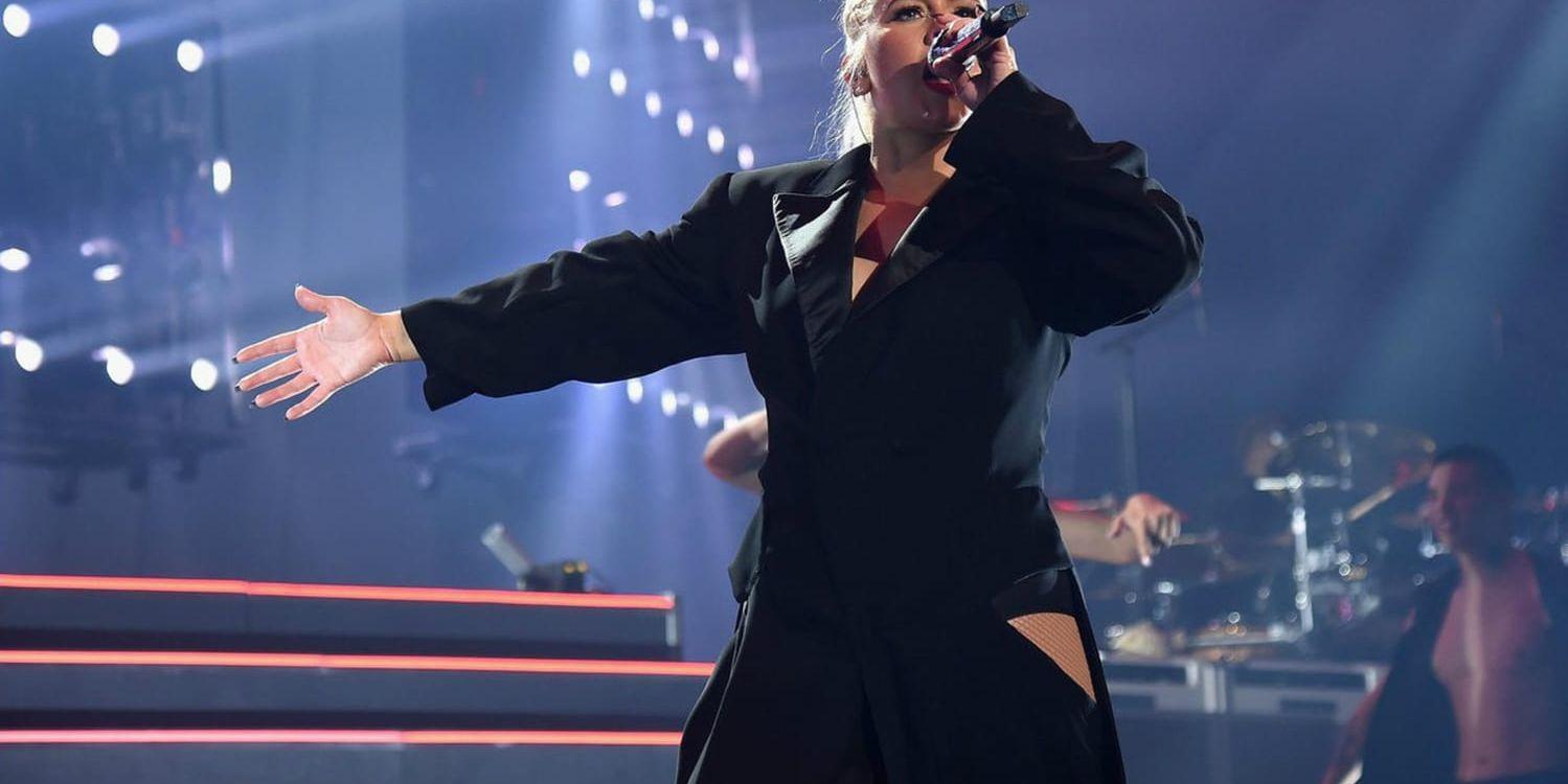 Christina Aguilera i ett av Alice Jardestens plagg, en modern jumpsuitversion av en frack. Pressbild.