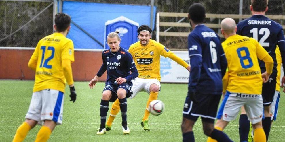 Försvarsspelet var Oddevolds fokus inför matchen, och det blev även det som gjorde att laget fick 0–0 på Ruddalen. Här möts Jesper Westermark och Daniel Stanisic.