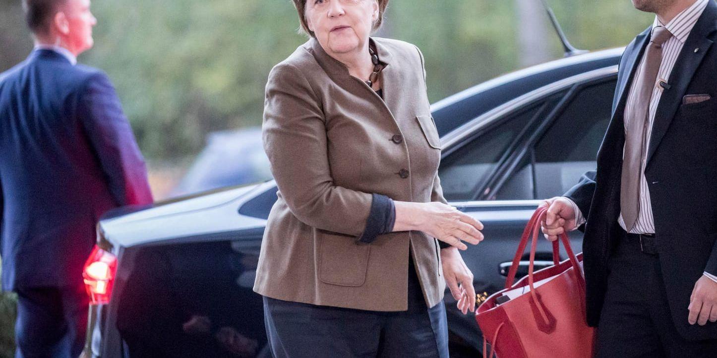 Angela Merkels anländer till söndagens samtal i Berlin.