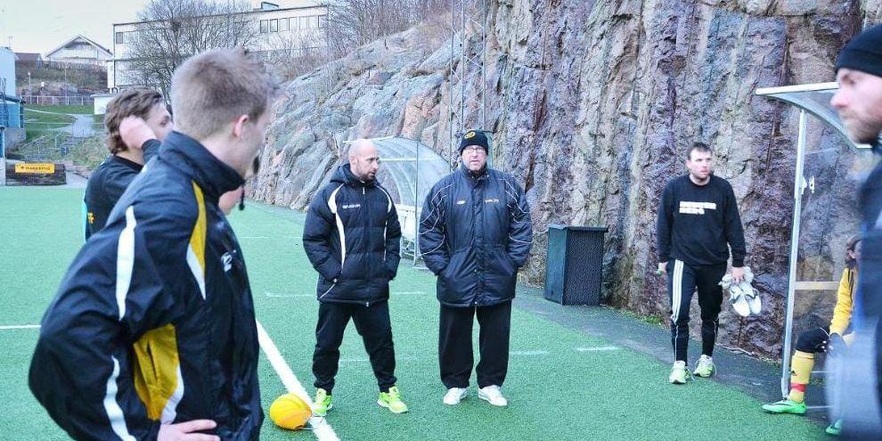 Lysekils AIK. Lysekils FF och Slättens IK har slagit ihop sina påsar och bildat Lysekils AIK i herrfemman. Jörgen Öbom är ny tränare från Rönnäng och har vid sin sida (till vänster) assisterande tränaren Andreas Wiik. Även Jörgen Brännlund är assisterande tränare.