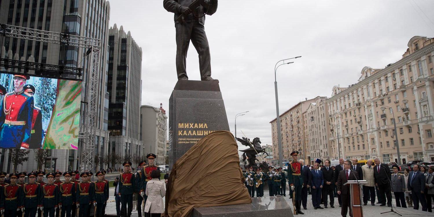 Michail Kalasjnikov, mannen som konstruerade den sovjetiska automatkarbinen AK 47, har blivit staty i centrala Moskva.