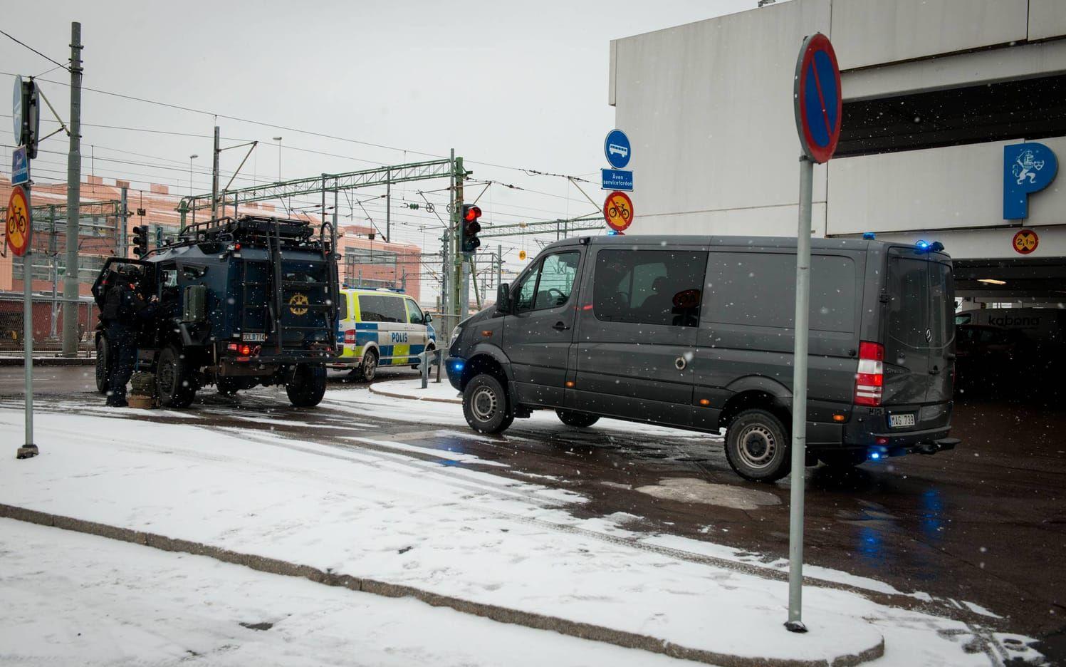 Nationella bombskyddet undersökte tågen i Göteborg och Södertälje utan att hitta något farligt.