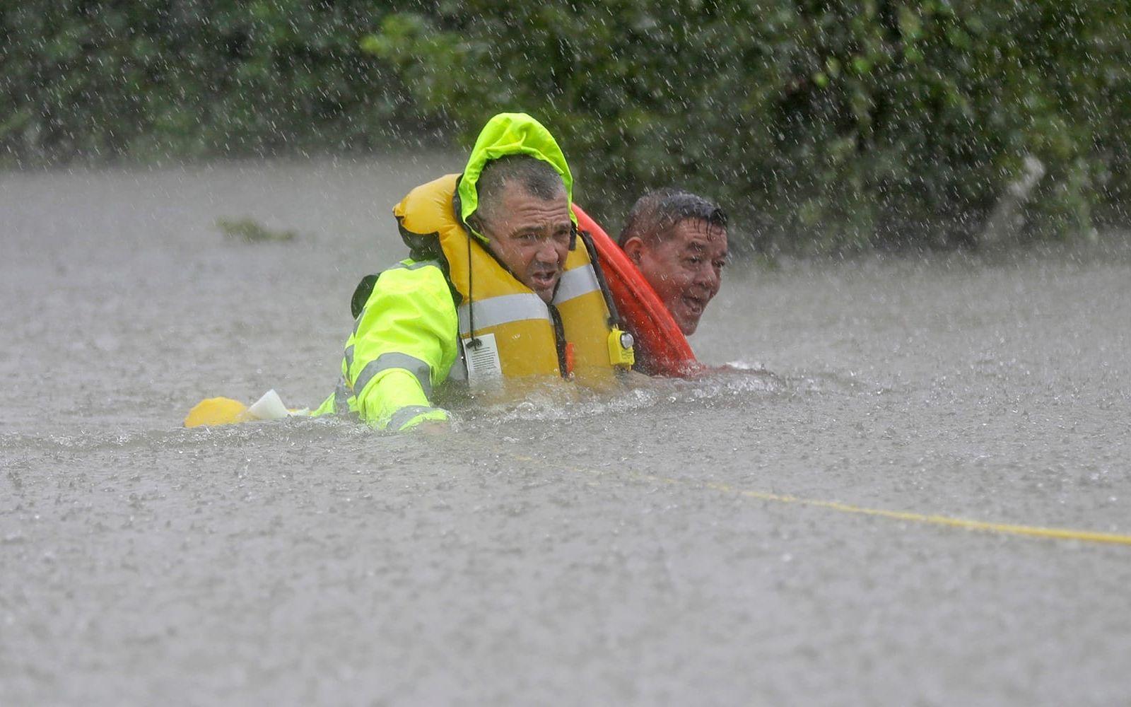 Ett stort problem är att det inte finns tillräckligt mycket räddningspersonal för att kunna hjälpa alla som ringer och ber om undsättning.FOTO: David J. Phillip/AP
