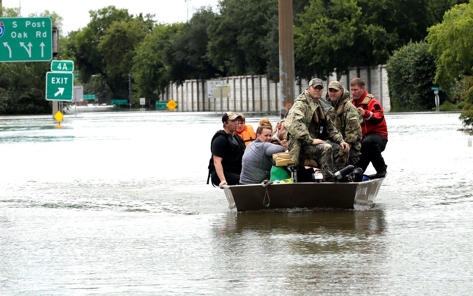 En räddningspatrull undsätter invånare i Houston. FOTO:David J. Phillip/AP
