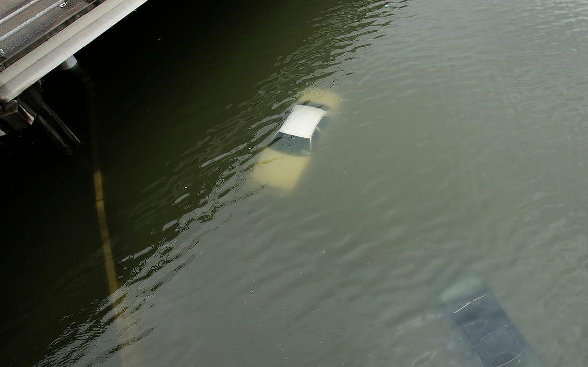 Bilar under vatten i centrala Houston. FOTO: Charlie Riedel/AP
