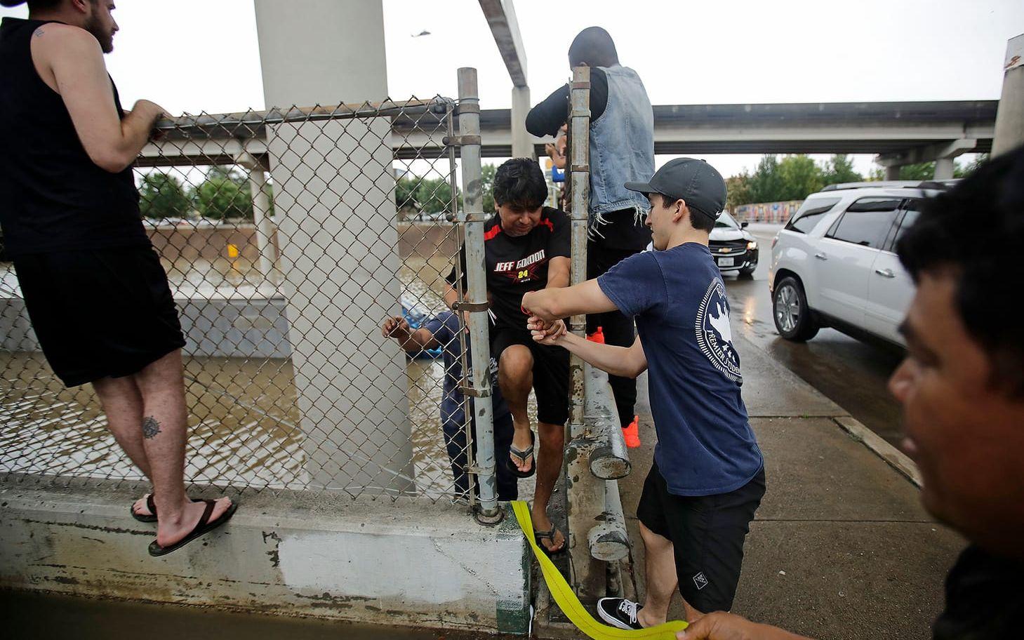 Houston-bor hjälper varandra nära de centrala delarna av staden. FOTO: Charlie Riedel/AP
