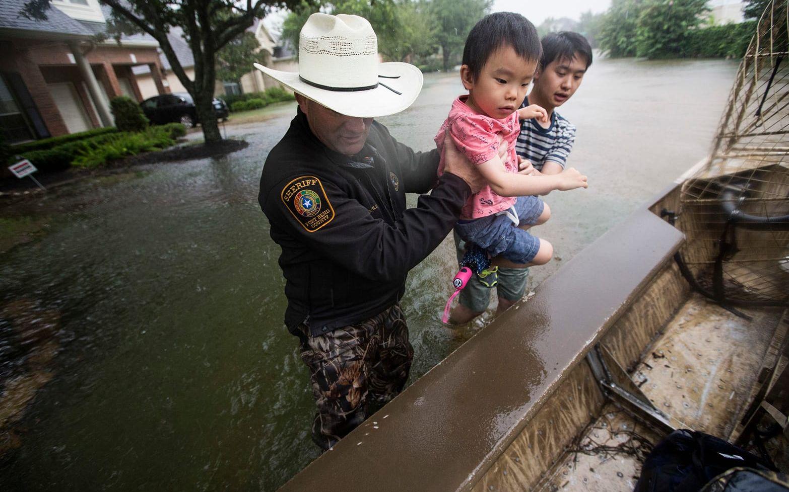 En sheriff i Fort Bend County undsätter några invånare. FOTO:Brett Coomer/Houston Chronicle via AP
