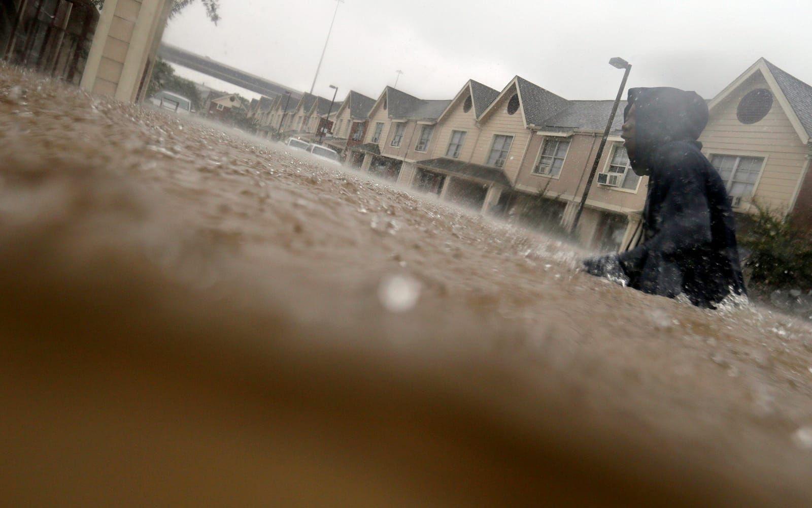 En pojke vadar genom sitt bostadsområde i Hoouston. FOTO: LM Otero/AP
