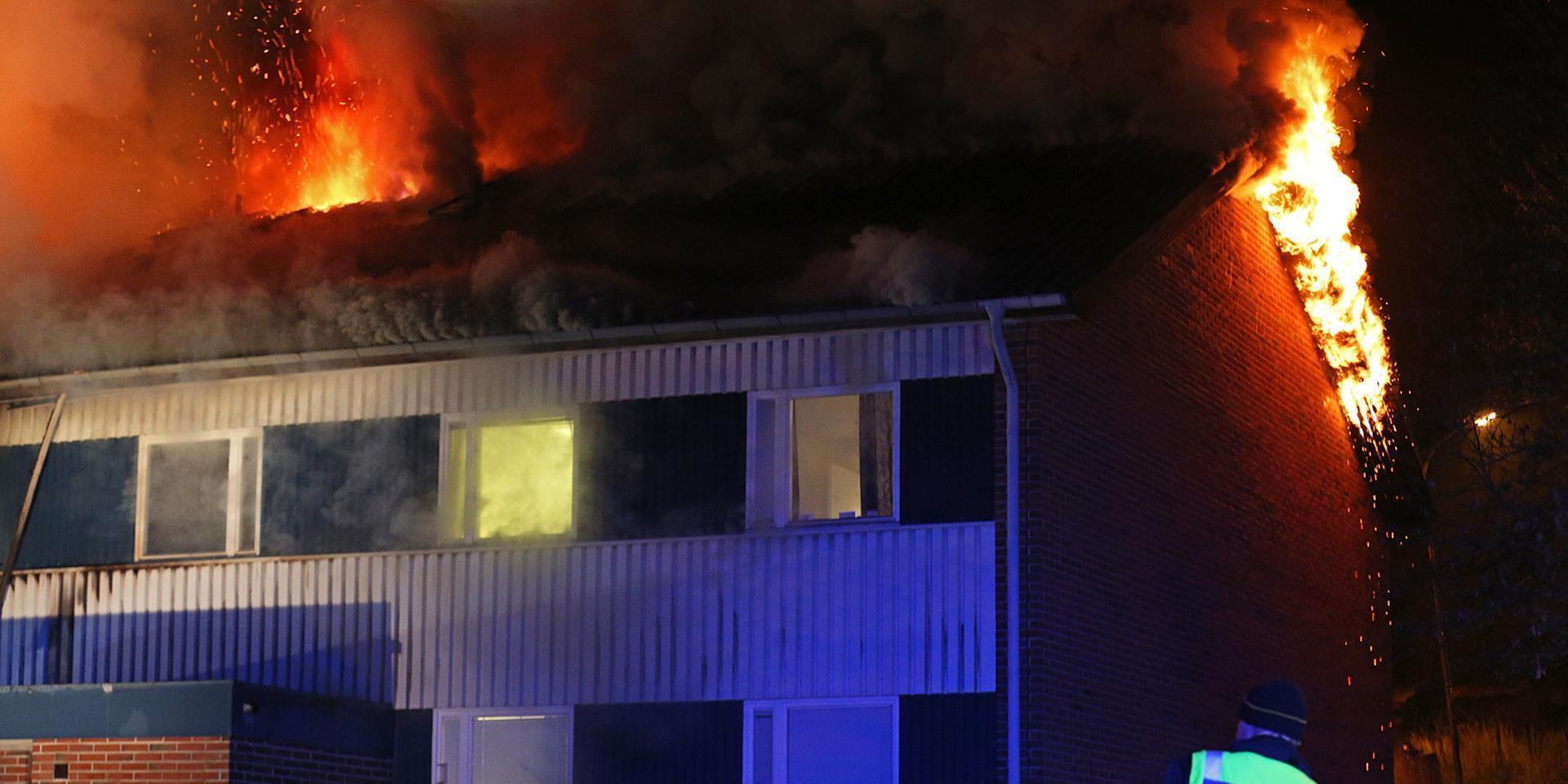 Branden i flerfamiljshuset bröt ut vid 19.30-tiden på lördagskvällen. 
