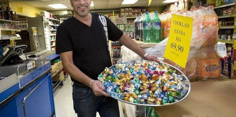Sockerchock. Speciellt sötsaker säljer bra på Uddevalla Orienthall inför Eid Al Fitr. På bilden butiksbiträdet Zackarias El Farran.