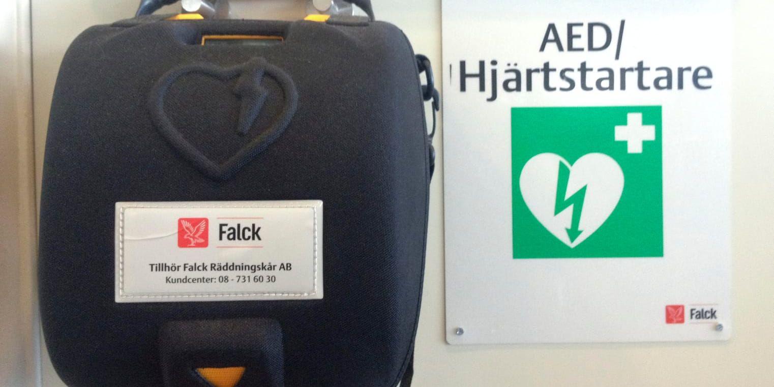 Defibrillator på en arbetsplats – att använda vid hjärtstopp. Men för att undvika hjärnskador behöver ambulanspersonal som kommer till platsen även ett säkert sätt att kyla ner hjärnan. En ny svenskledd studie har hittat en ny metod. Arkivbild,