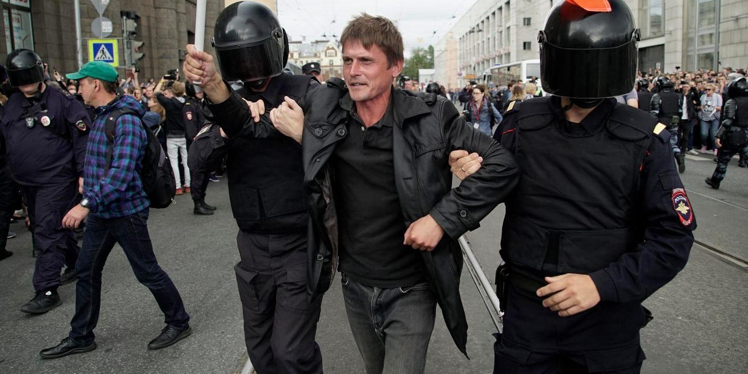 En demonstrant grips av rysk polis under en manifestation i september i Sankt Petersburg mot regeringens planer på att höja pensionsåldern.