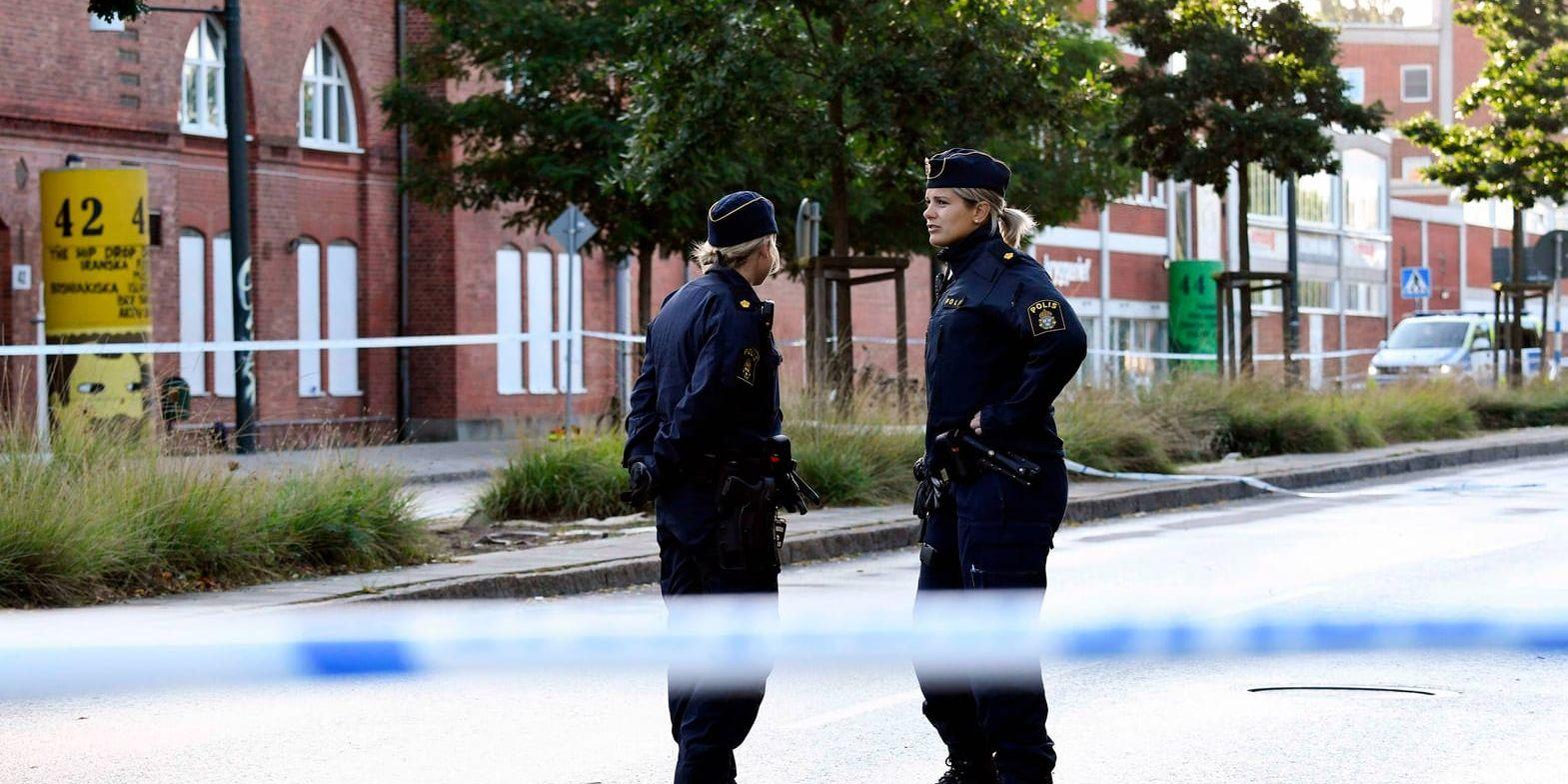 Polis och avspärrningar utanför Föreningarnas hus på Ystadvägen i Malmö på söndagsmorgonen efter att tre män skadats i en skottlossning.