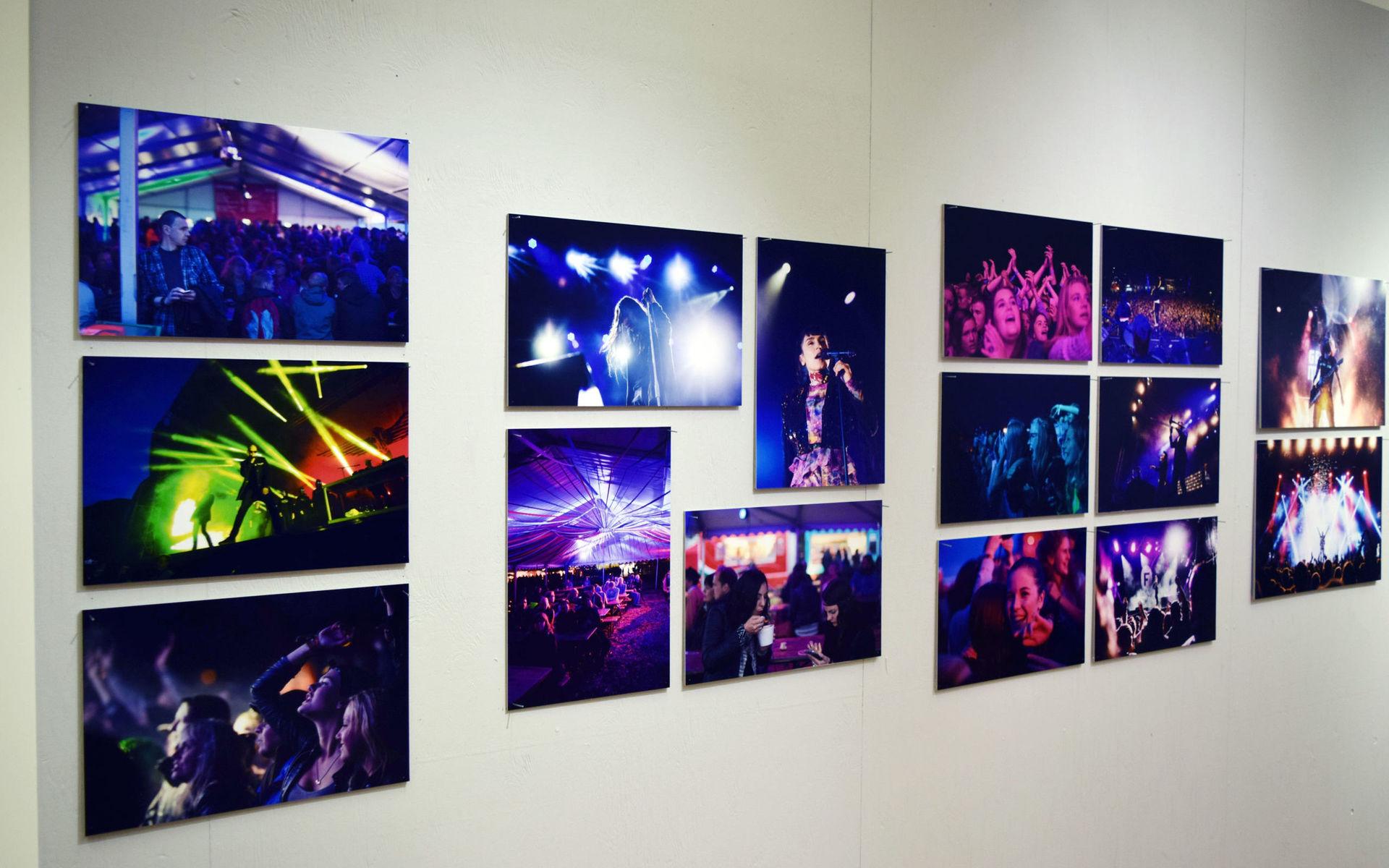 En hel vägg med bilder av David Scherman från Solid Sound visas på utställningen. 