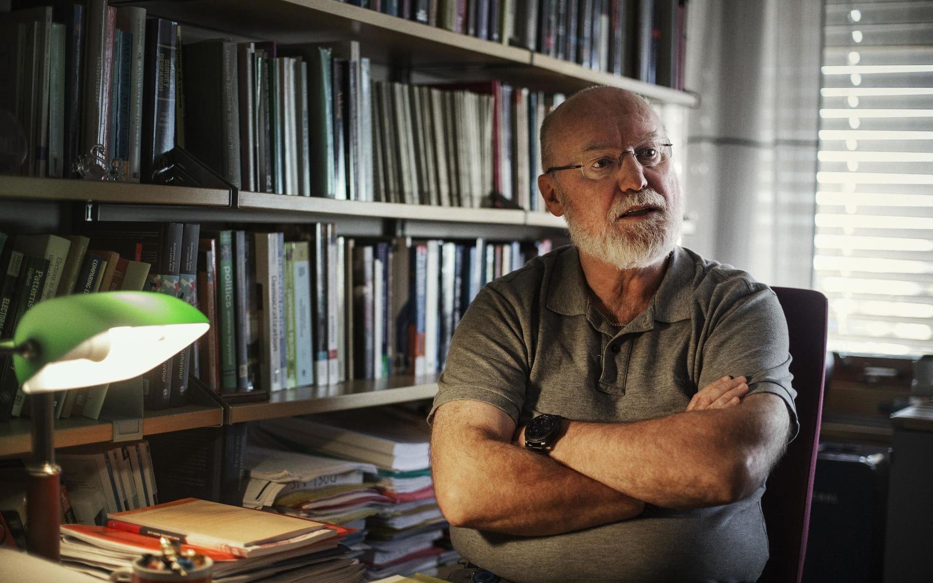 Bernt Aardal är valforskare vid Universitetet i Oslo. Fotograferad på hans kontor. 