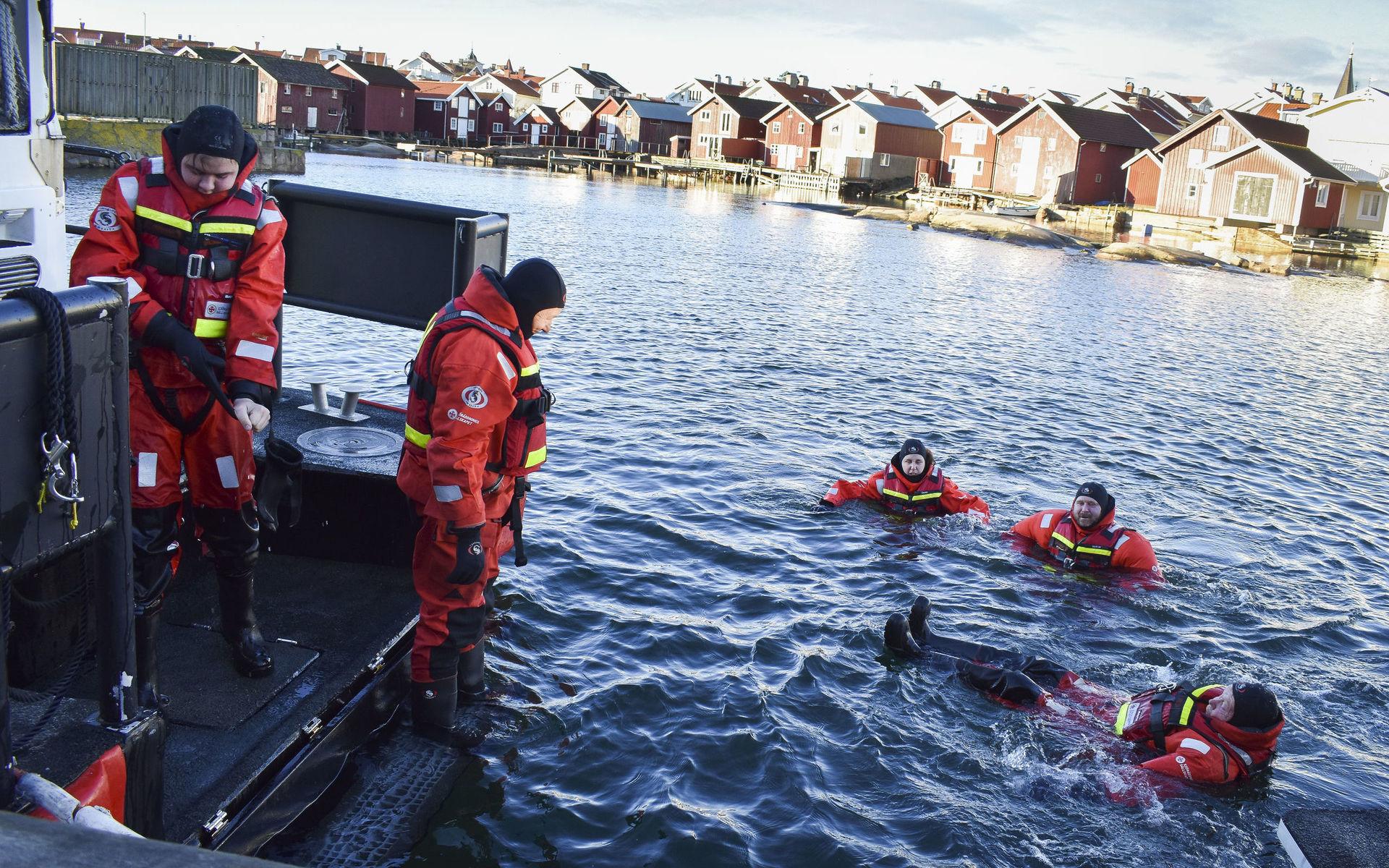 Sjöräddningssällskapet i Smögen hoppar glatt i vattnet för en simtur i dräkt oavsett temperatur både på land eller  vatten.