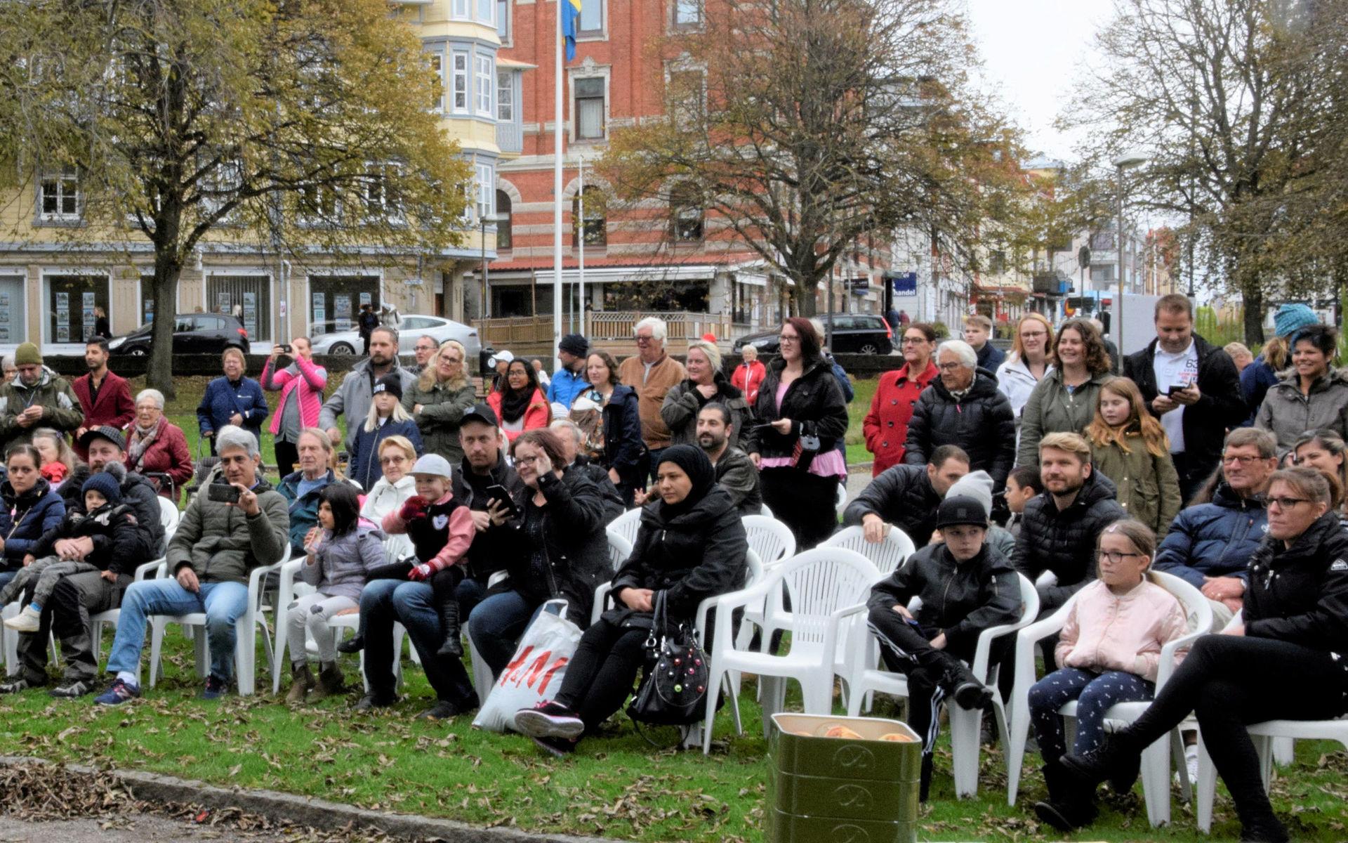 Det var en hel del människor som kommit till invigningen av Kulturveckan i Stadsparken i Lysekil.