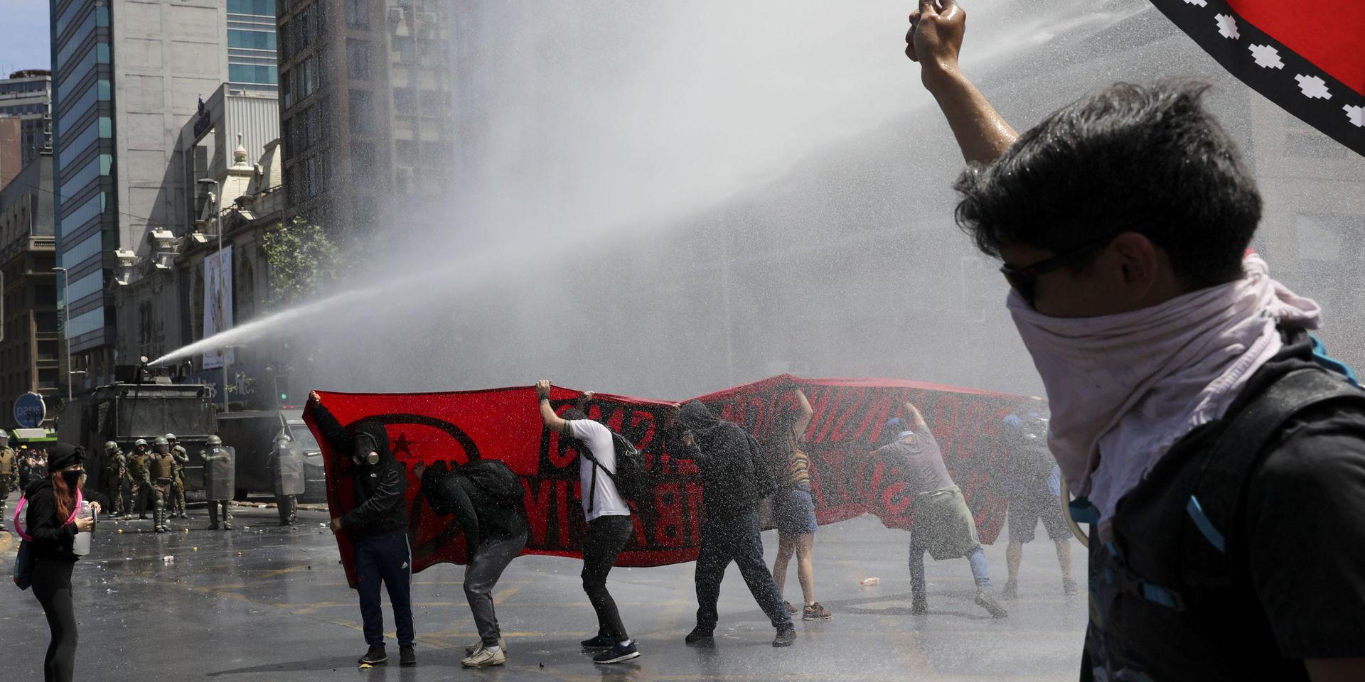 Även om onsdagens protester var lugnare än tidigare sattes vattenkanoner in mot demonstranter i Chiles huvudstad Santiago.